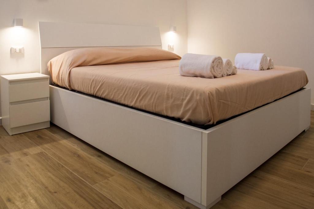 uma cama branca com duas toalhas em cima em VILLA AMBROSIA 172 A em Terracina