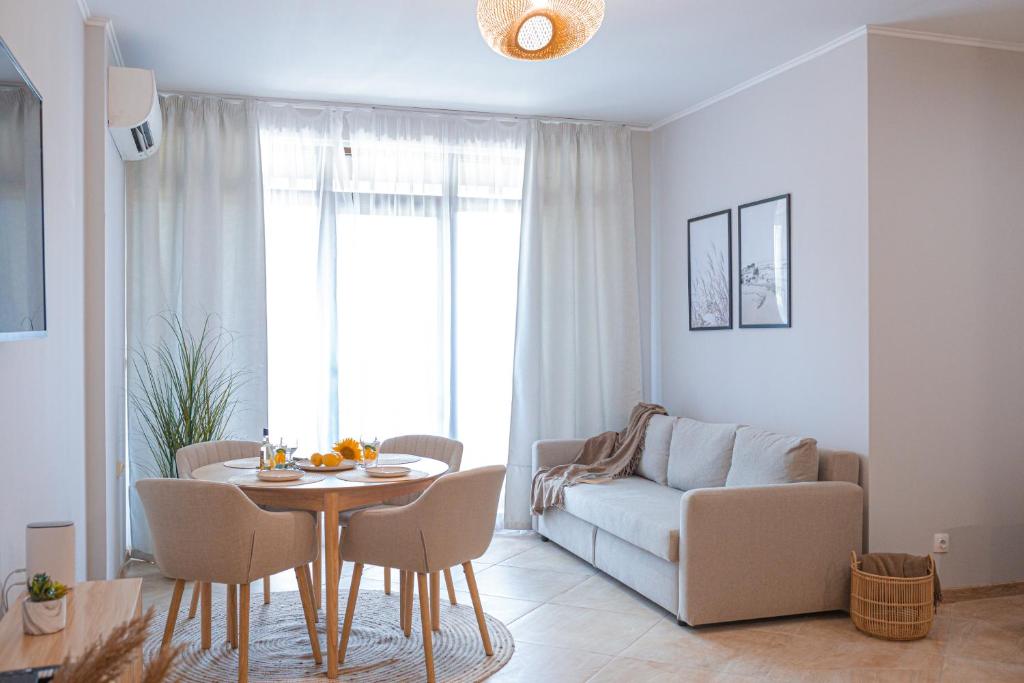 ブルガスにあるДизайнерско Студио в Модерна сграда -Молимаркс Делукс Студио Бургасのテーブルとソファのあるリビングルーム