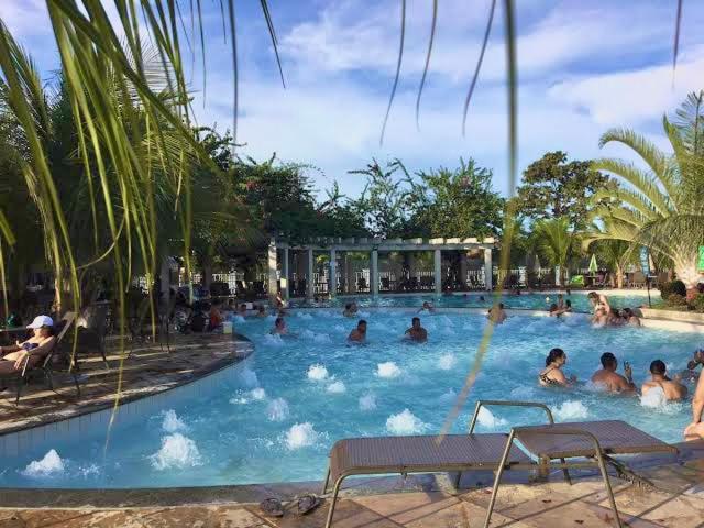 een groep mensen die zwemmen in een zwembad bij DiRoma Lacqua do I ao V - Caldas Novas, GO in Caldas Novas