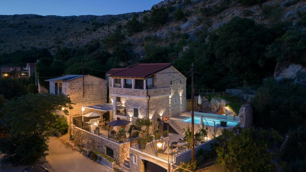 - une vue aérienne sur une maison avec une piscine dans l'établissement Villa Bella Vista Heritage Oasis, à Podstrana