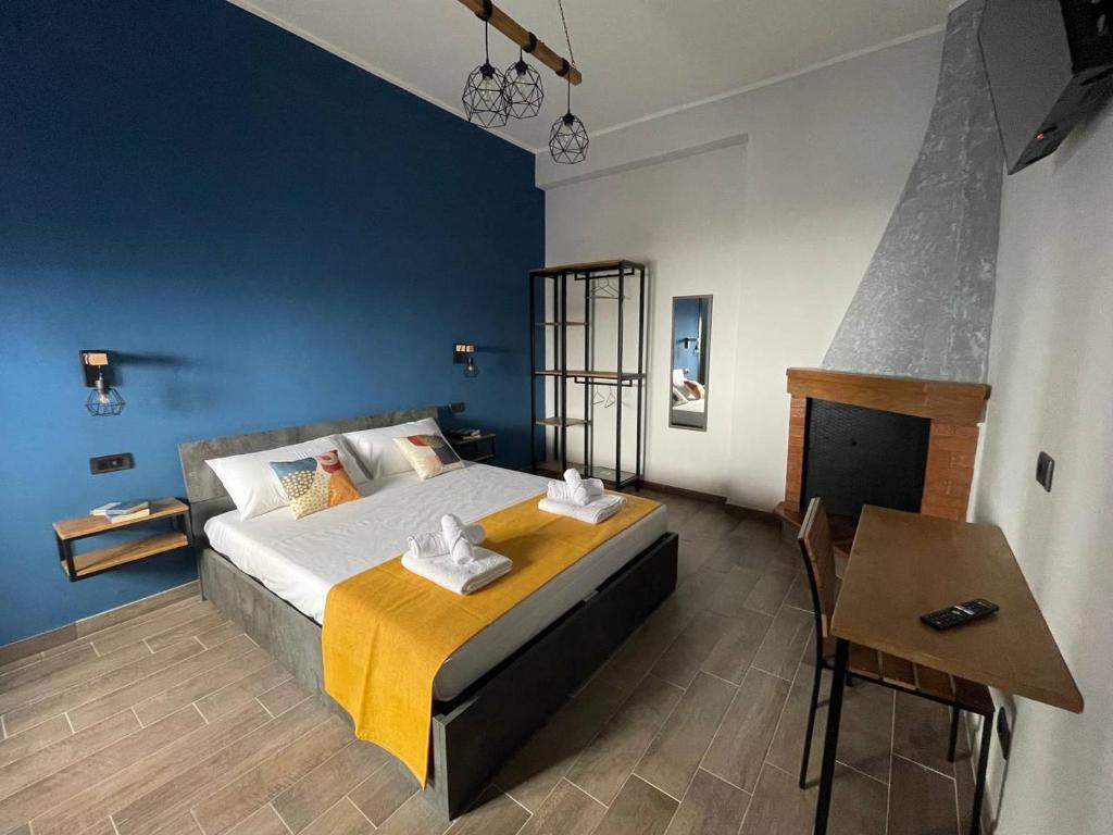 1 dormitorio con 1 cama grande y 1 mesa en Rambling Rooms, en Campomarino
