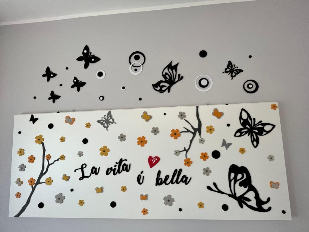 a wall sticker with flowers and butterflies at Residenza Al SoGno - on Lake Garda in Cavaion Veronese