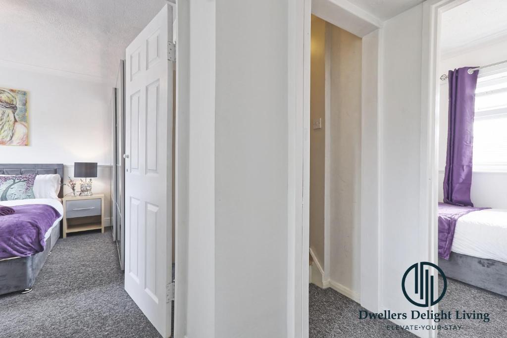 Postel nebo postele na pokoji v ubytování Purple Velvet - 2 Bed Home Spacious - Basildon Essex Upto 5 Guests, Free Wifi , Free Parking