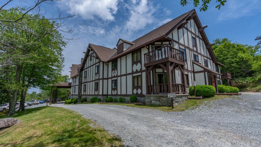 4 Seasons at Beech Mountain - One-Bedroom Queen Suite With Sofa Bed