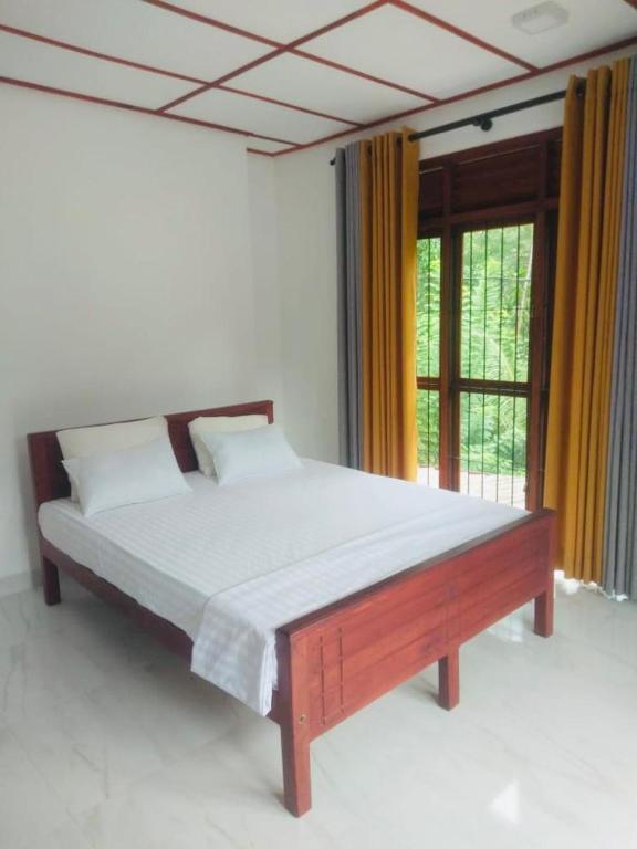 1 dormitorio con 1 cama grande frente a una ventana en Oasis Suite, en Kandy