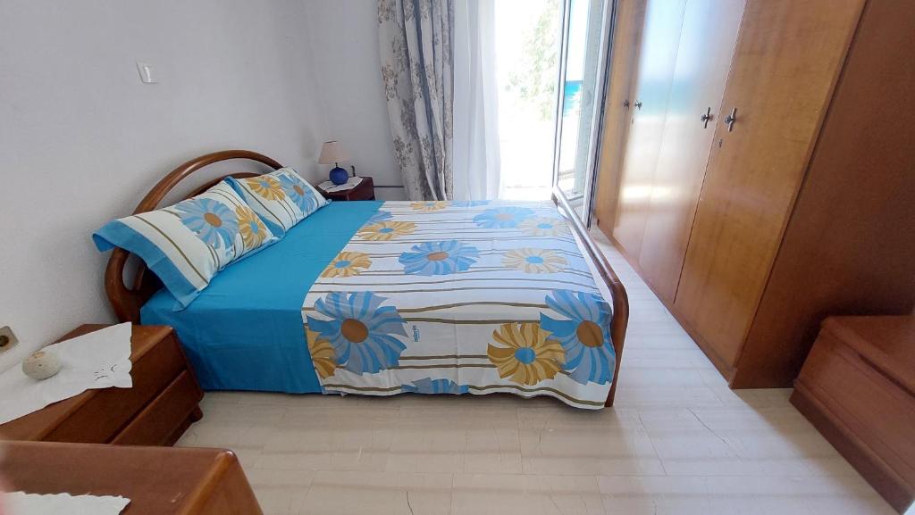 מיטה או מיטות בחדר ב-Fotis beach apartment at Komi