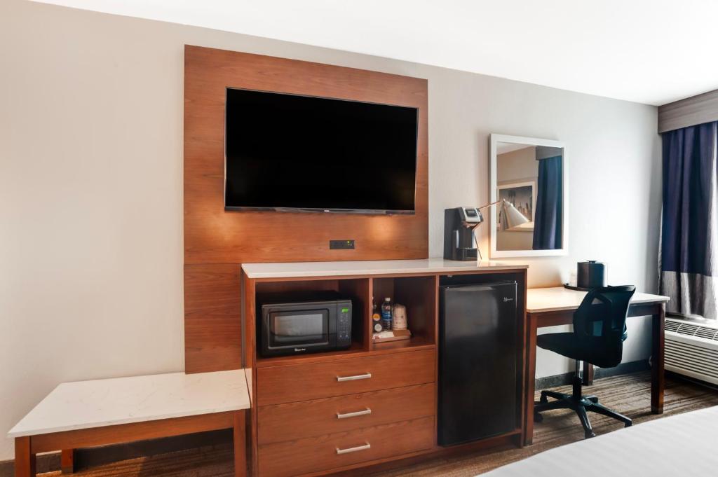 Best Western Plus Commerce Hotel photo