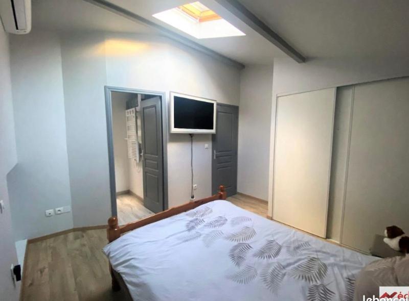 ein Schlafzimmer mit einem Bett und einem TV in der Unterkunft Chambre + SDB + Piscine in Grenade-sur-Garonne