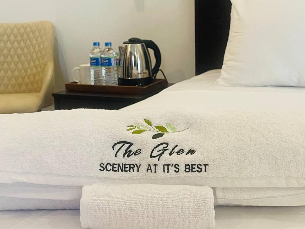 Una cama con una toalla que dice que la gripe se recupera mejor en The Glen Kandy en Kandy