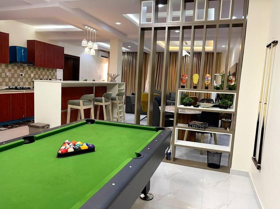 Biliár nebo kulečník v ubytování Staycation Loft, Lekki Phase 1