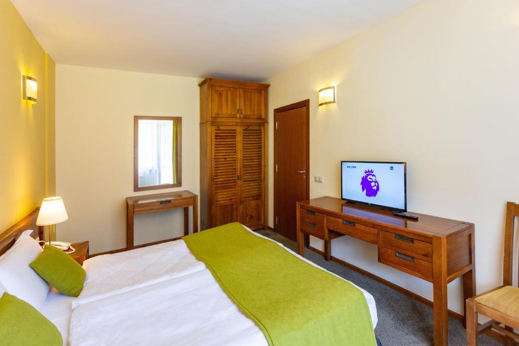 TV a/nebo společenská místnost v ubytování Musala Hotel