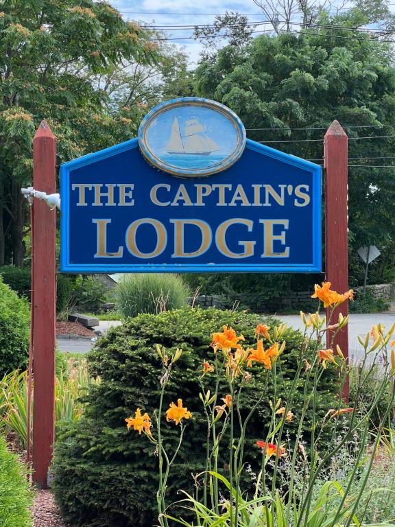 a blue sign for the carpathian lodge at Captain's Lodge Motel in Gloucester