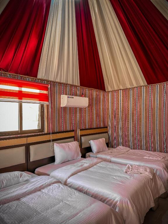 Postel nebo postele na pokoji v ubytování Sun Luxury Rum Camp