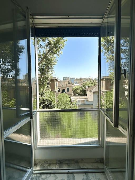 ein leeres Zimmer mit Blick auf ein Fenster in der Unterkunft Tiberia Apartment in Rom
