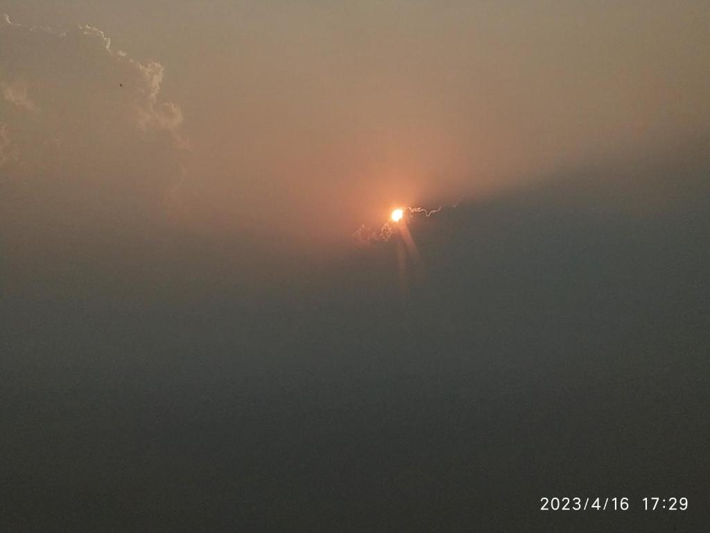 een licht op een paal in de mist bij Dawn Home Stay in Darjeeling