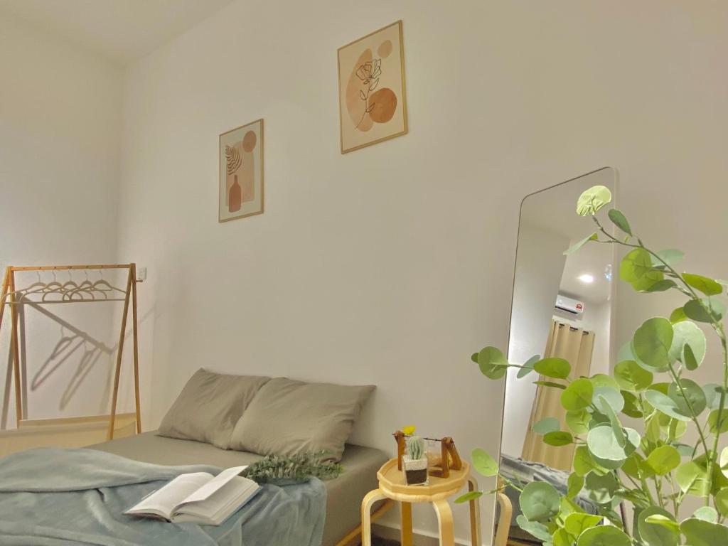 居銮HeyMuji Projector-Netflix-Darts-Near Lotus的一间带床和镜子的客厅
