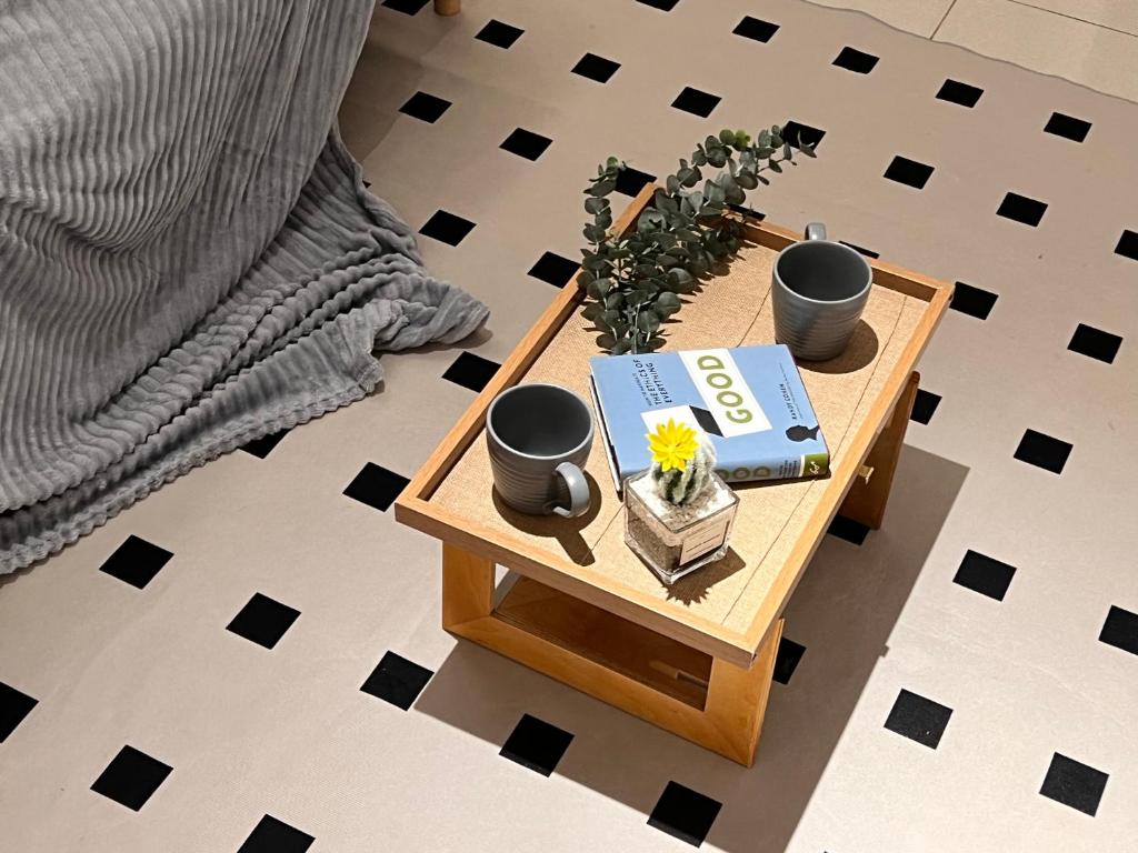HeyMuji Projector-Netflix-Darts-Near Lotus的咖啡和沏茶工具