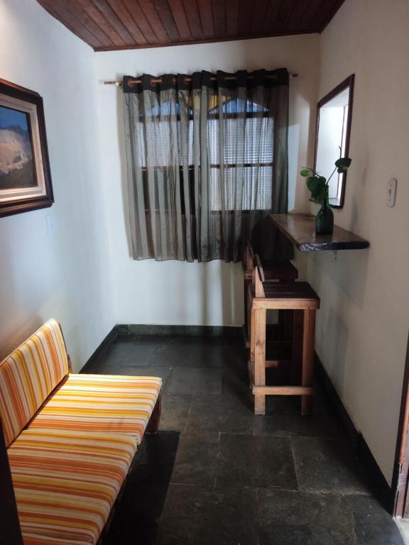 Mangue House lll في ريو دي جانيرو: غرفة معيشة مع أريكة وطاولة