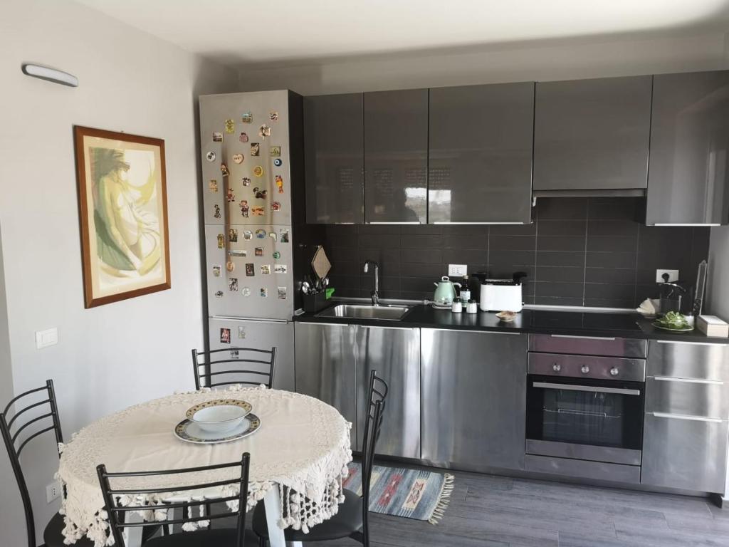 - une cuisine avec une table et une table dans l'établissement Gemelli Torrevecchia Apartment, à Rome