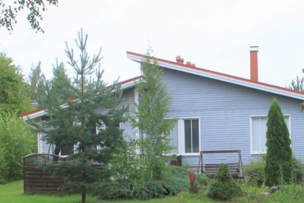 une maison avec un banc devant elle dans l'établissement Omakotitalo 4-6 hengelle - House, à Lahti