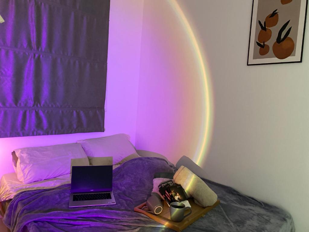 HeyMuji Projector-Netflix-Darts-Near Lotus客房内的一张或多张床位