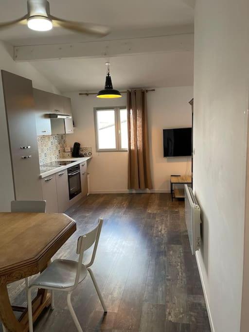 Kuchyň nebo kuchyňský kout v ubytování Appartement T2 - 2e étage