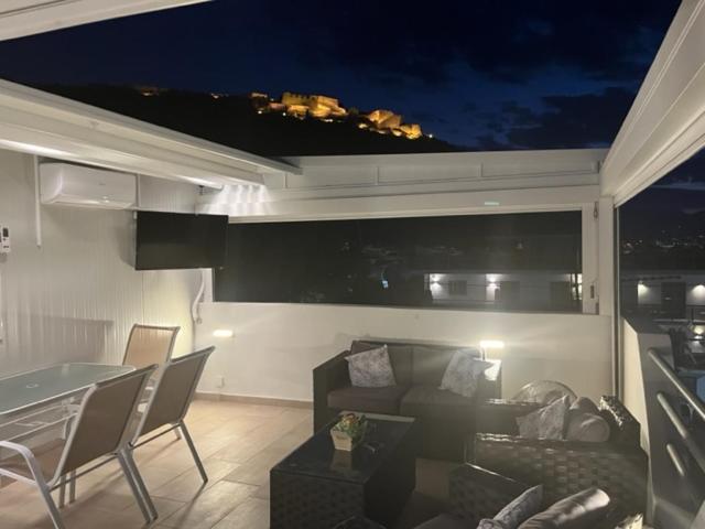 Część wypoczynkowa w obiekcie Nafplio Getaway Rooftop Terrace with unobstructed views of Palamidi Castle Fortress!