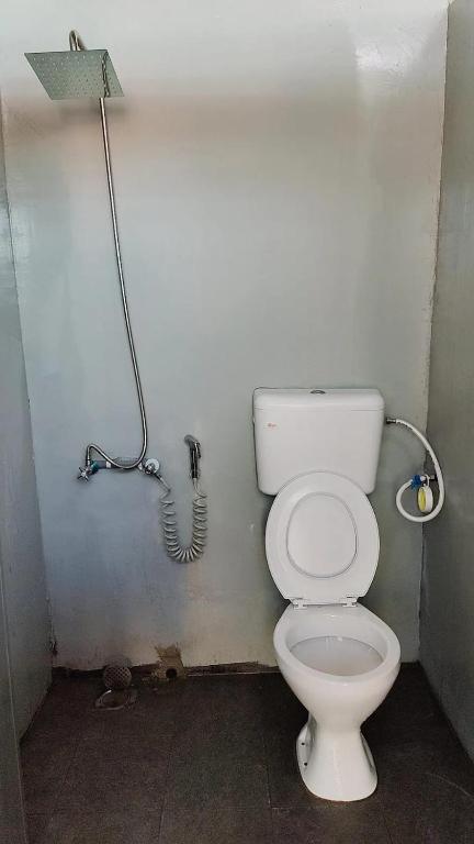 bagno con servizi igienici e tubo dell'acqua di Rustika Glamping a Kampong Tanjong Che Lahom