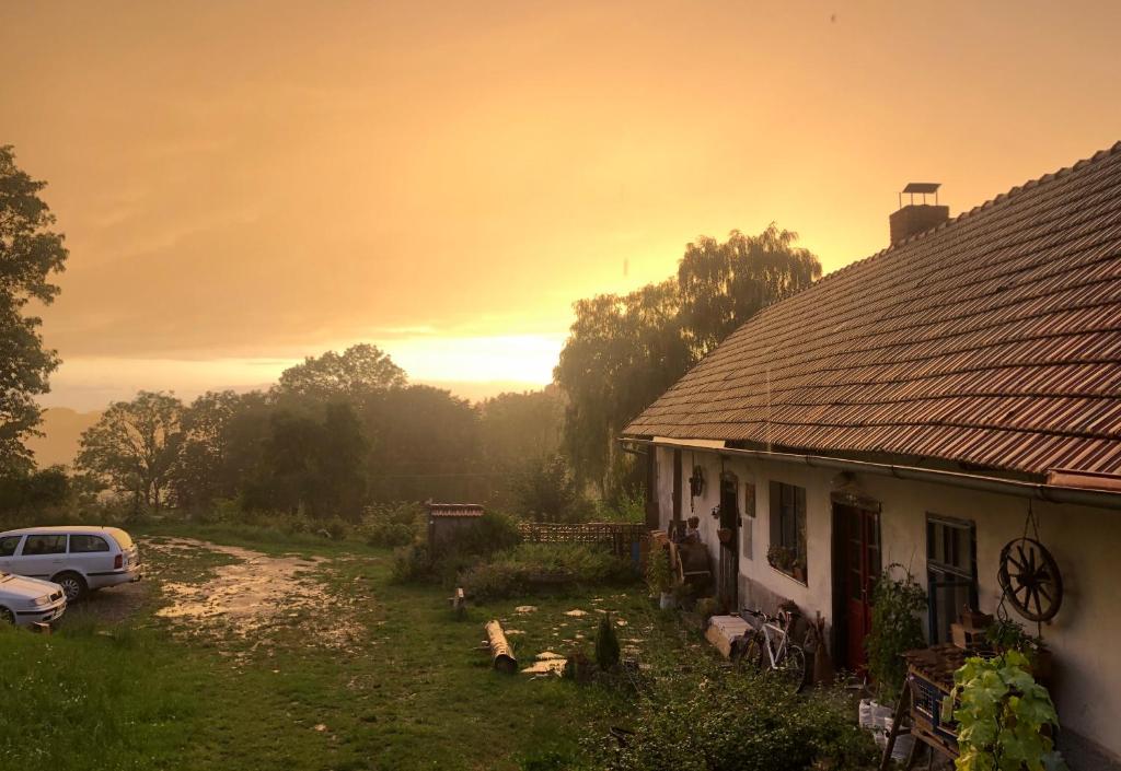 een huis met een auto ervoor geparkeerd bij 127 let stará chalupa se spaním na peci in Jistebnice