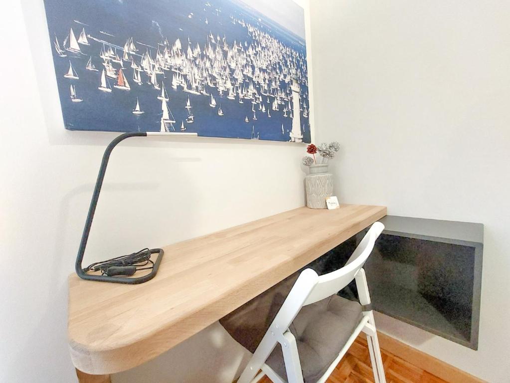 una scrivania in una camera con 2 sedie bianche di MyWay Trieste Rooms a Trieste