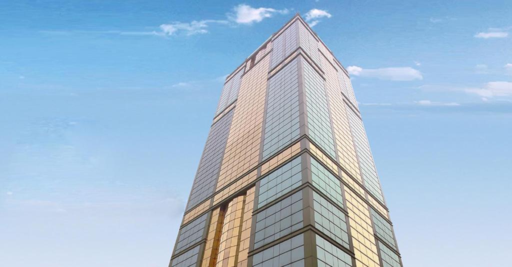 un edificio de cristal alto con un cielo azul en el fondo en BEST WESTERN PLUS Hotel Hong Kong en Hong Kong