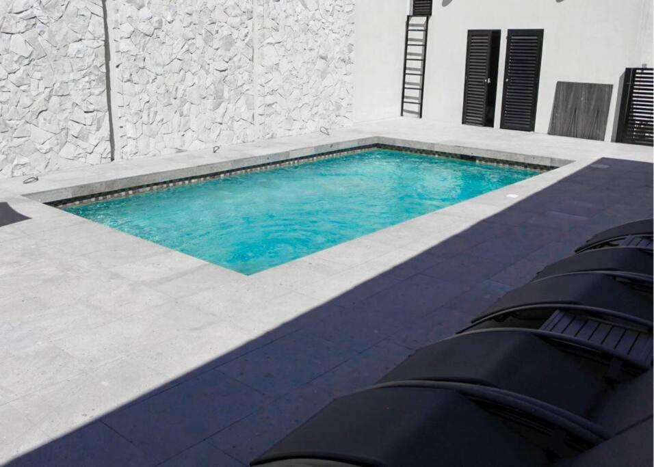 ein Schwimmbad in der Mitte eines Hauses in der Unterkunft Habitación 23 - Green Casitas in Ensenada
