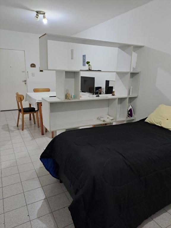 布宜諾斯艾利斯的住宿－La Recova de La Boca，一间卧室配有一张床、一张桌子和一张书桌