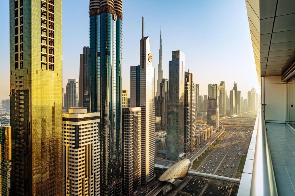 vistas a una gran ciudad con edificios altos en Four Points by Sheraton Sheikh Zayed Road, en Dubái