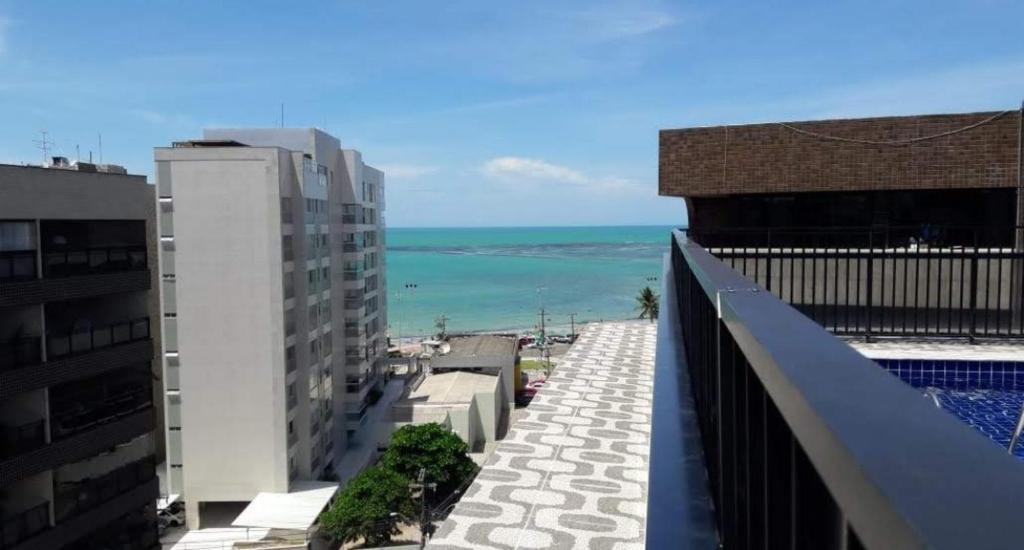 een balkon met uitzicht op de oceaan bij Excelente quarto/sala in Maceió