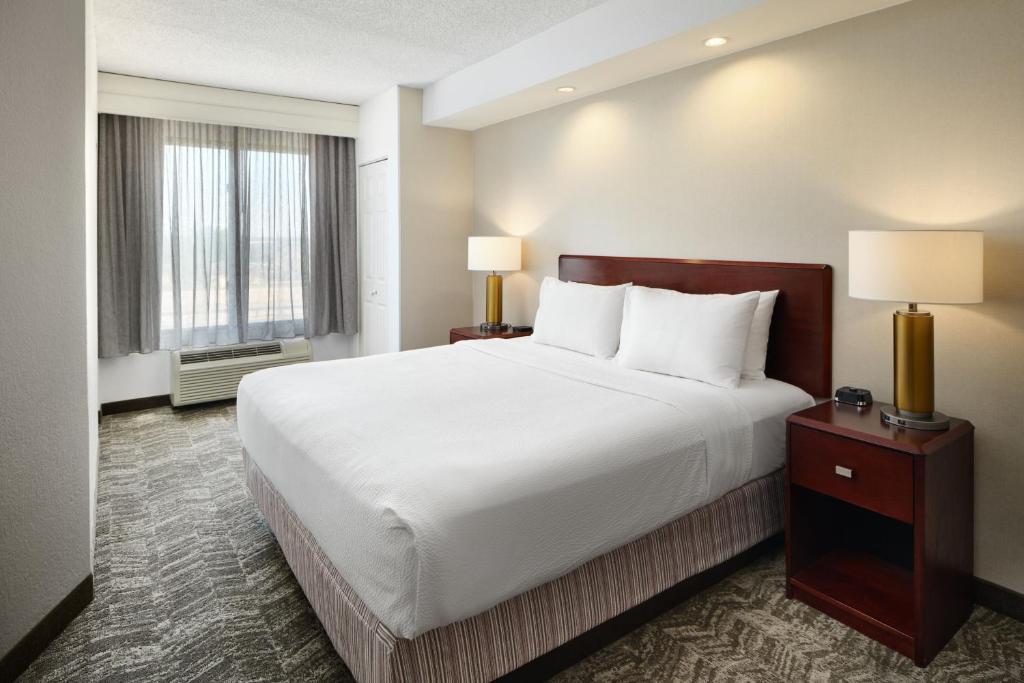 SpringHill Suites Boulder Longmont - キングスタジオ ソファベッド付