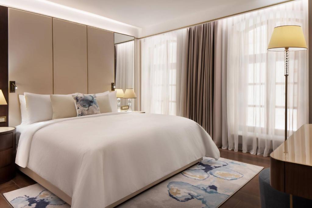 Postel nebo postele na pokoji v ubytování JW Marriott Istanbul Bosphorus