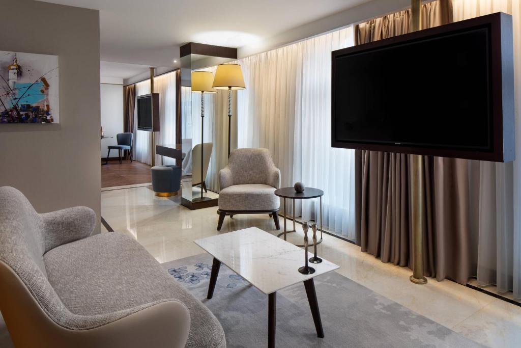TV a/nebo společenská místnost v ubytování JW Marriott Istanbul Bosphorus