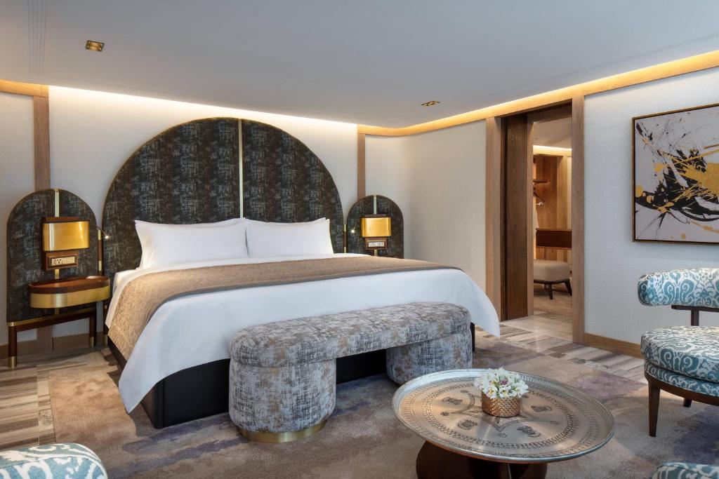 Postel nebo postele na pokoji v ubytování JW Marriott Istanbul Bosphorus