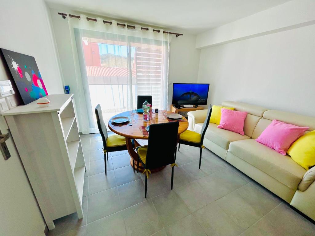 un salon avec une table et un canapé dans l'établissement Chez Caro, à Port-Vendres