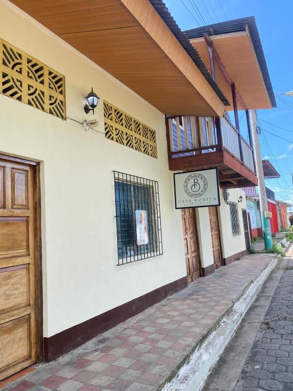 um edifício com um sinal na lateral em Hostal Casa Bonita Ometepe em Rivas