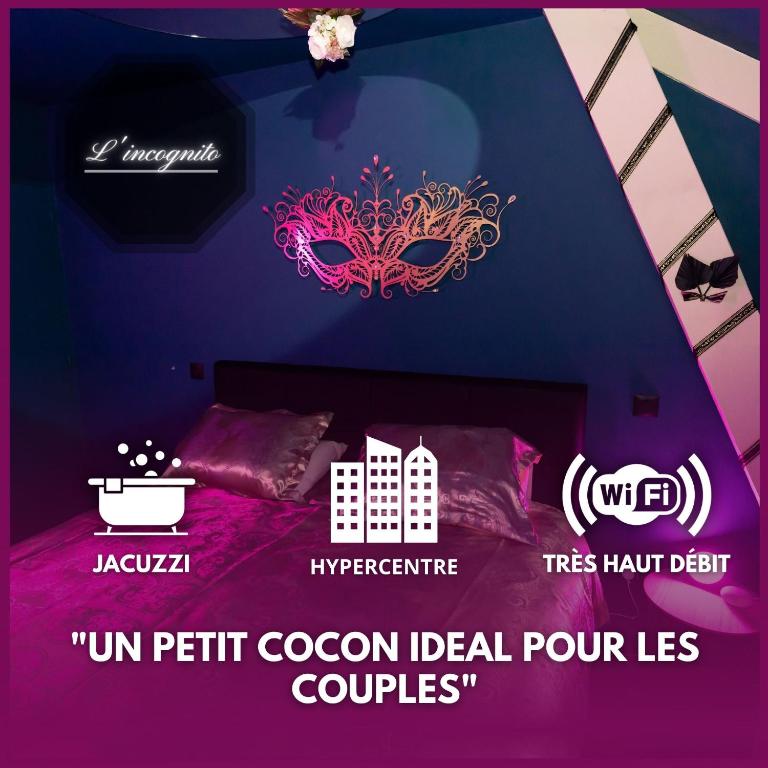 Cette chambre dispose d'un lit avec un panneau. dans l'établissement L'incognito - Romantisme - Vin - Jacuzzi, à Saumur