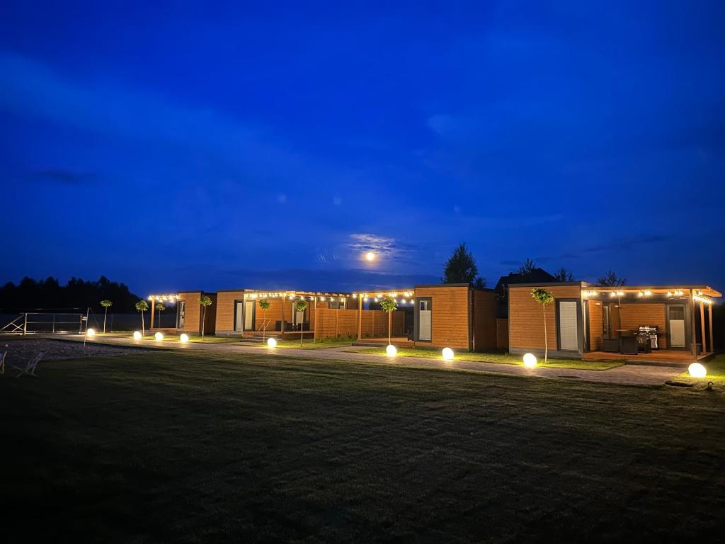 eine Reihe von Gebäuden mit Lichtern in der Nacht in der Unterkunft Sun House 