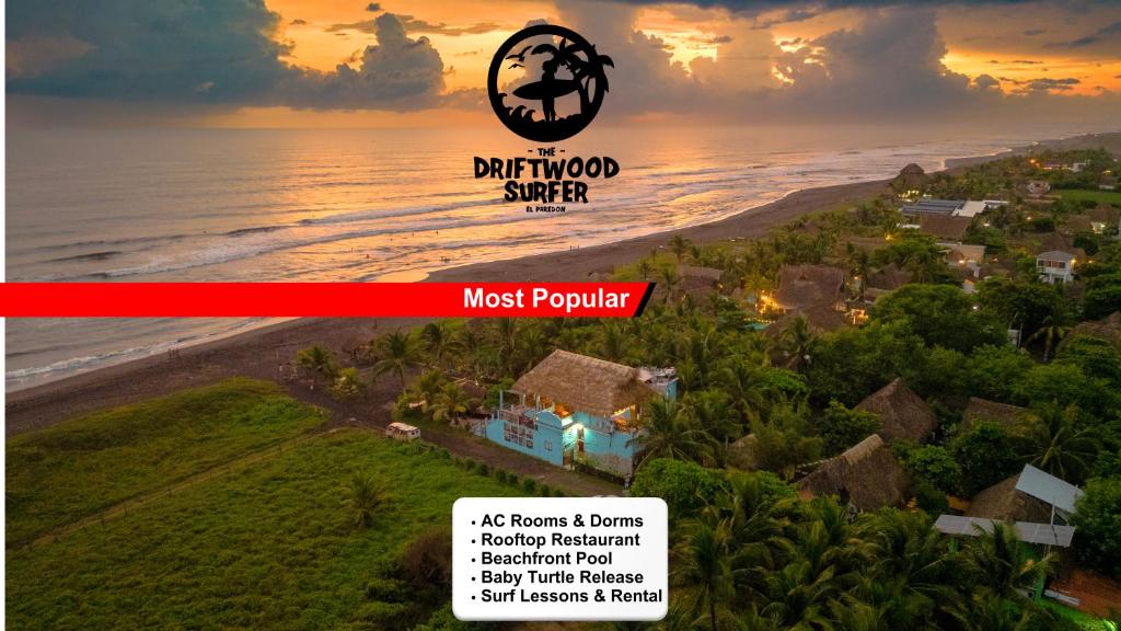 Et luftfoto af The Driftwood Surfer Beachfront Hostel / Restaurant / Bar, El Paredon