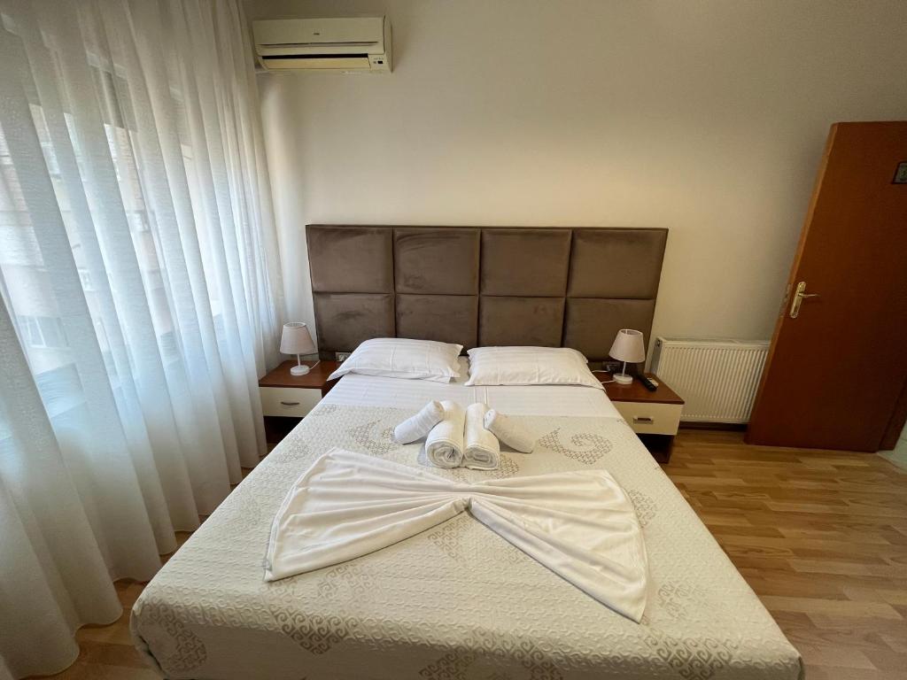 Postel nebo postele na pokoji v ubytování HOTEL NOBEL CENTER