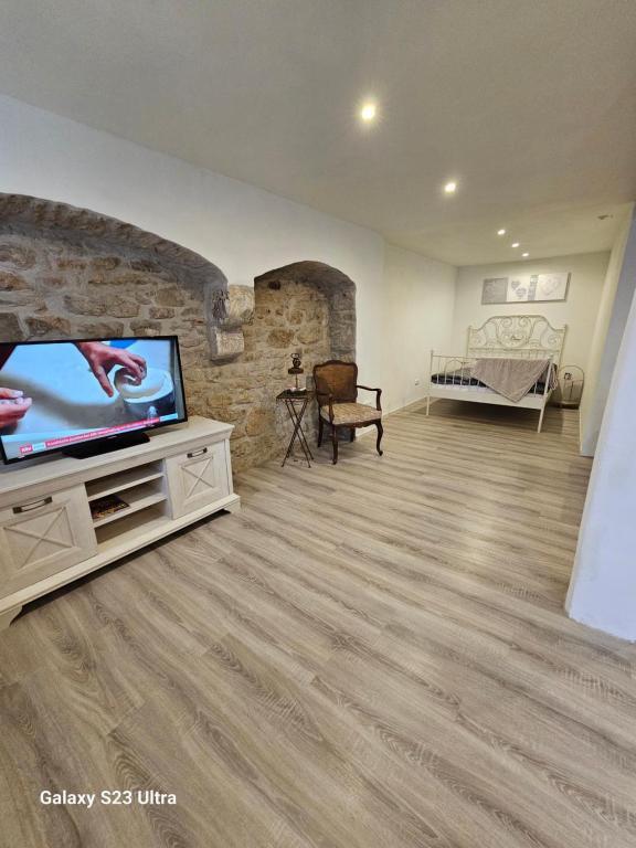 TV a/nebo společenská místnost v ubytování Ferienwohnung ,,Hinter der Mauer''