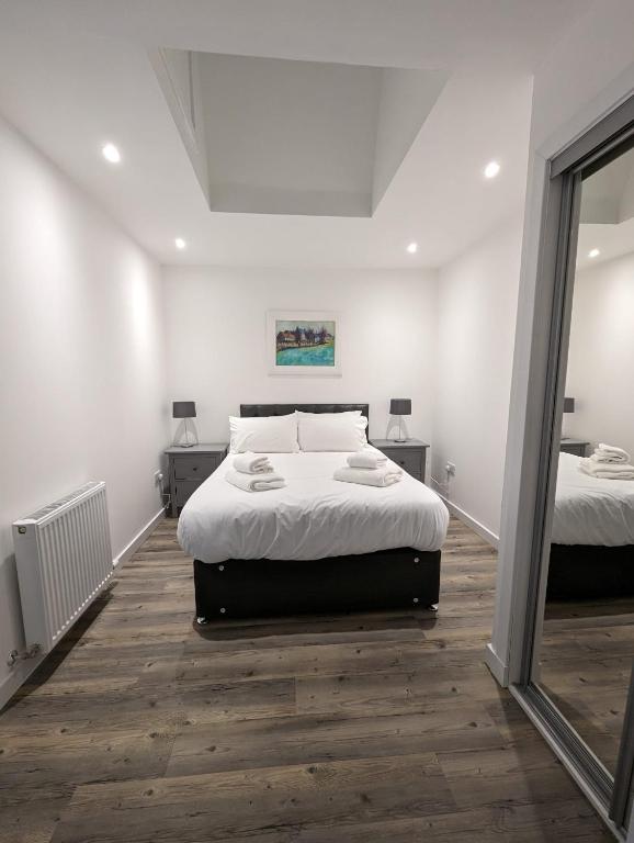 Een bed of bedden in een kamer bij The Scot