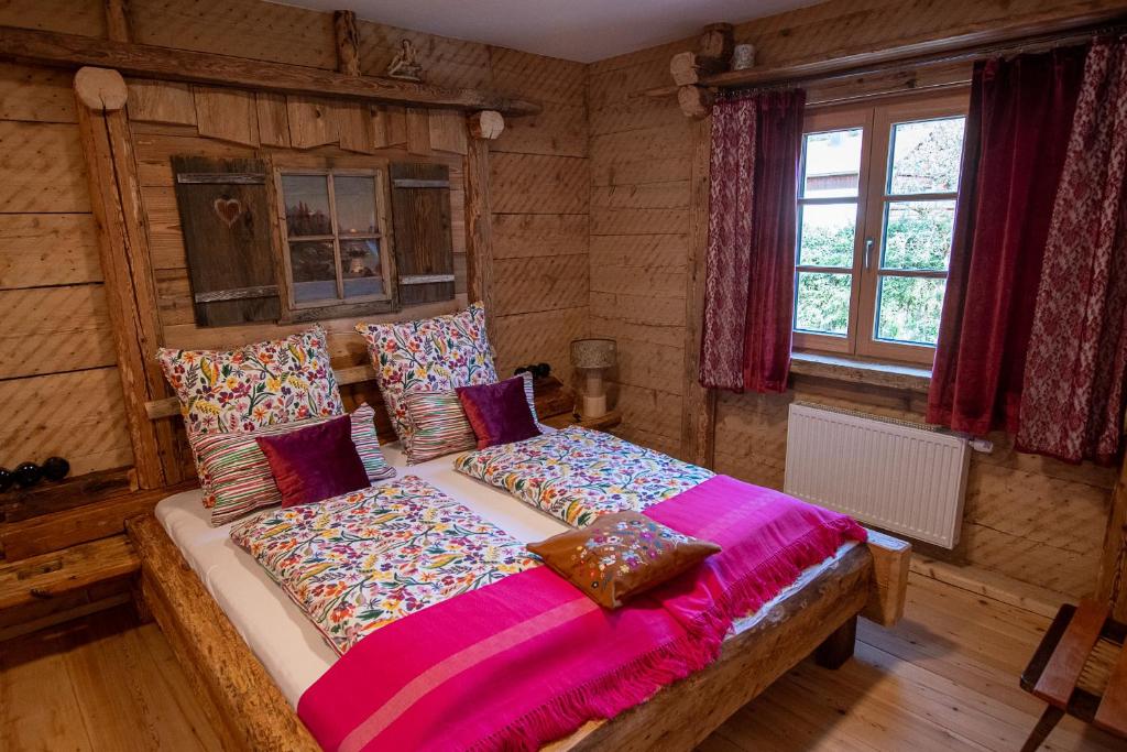 1 dormitorio con 1 cama en una cabaña de madera en Edt 19, en Bad Goisern