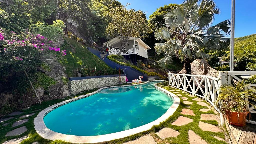 Bazén v ubytování Treehouse nebo v jeho okolí