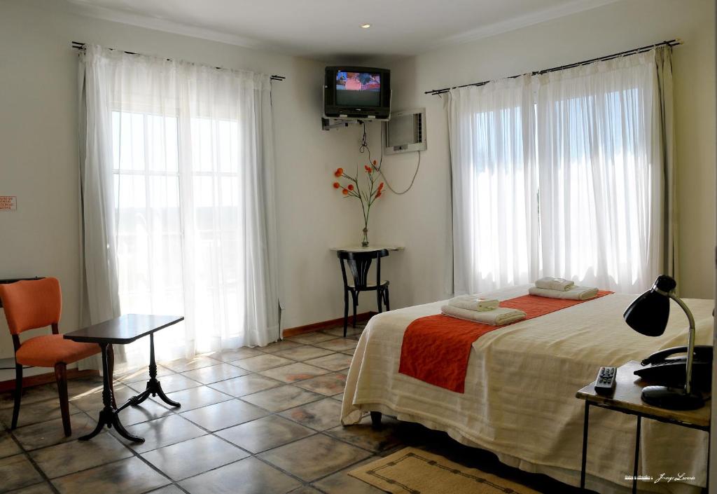 Un pat sau paturi într-o cameră la Hotel y Spa Termas del Este